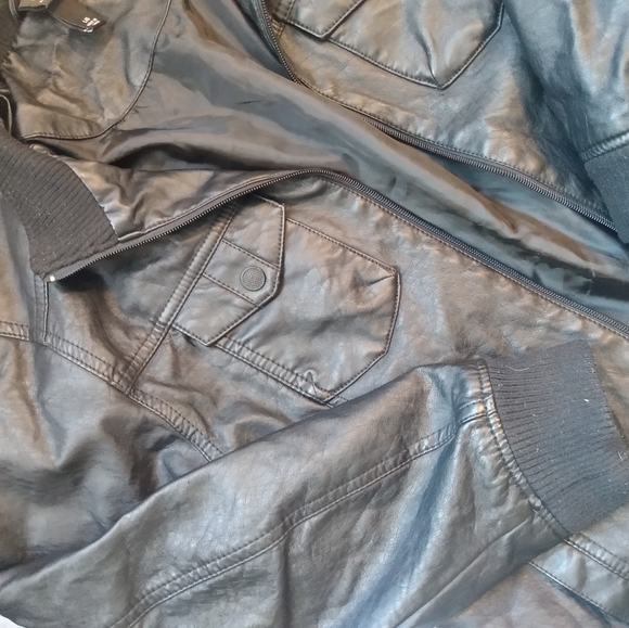 Leather jacket - Picture 2 of 7